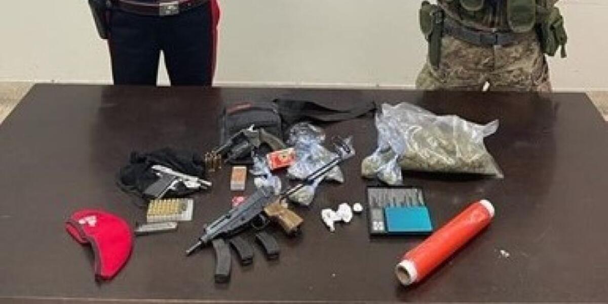 BIANCAVILLA. BECCATO CON UN ARSENALE DI ARMI LETALI E DROGA: ARRESTATO GIOVANE INCENSURATO. - 