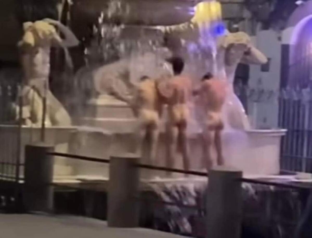 CATANIA.  FANNO IL BAGNO NUDI NELLA FONTANA DI PIAZZA DUOMO - 