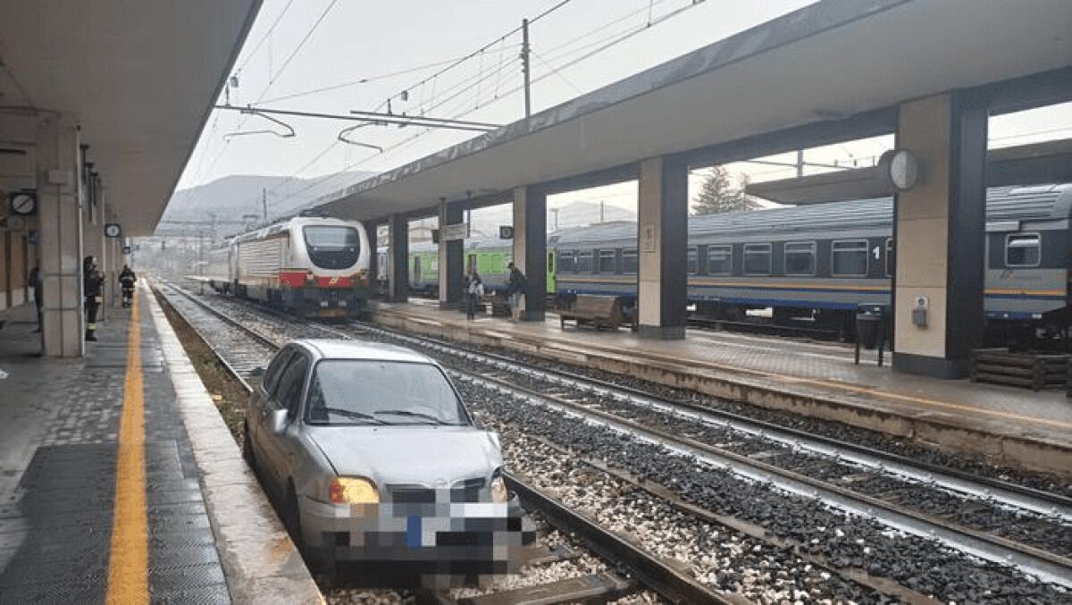 ANCONA. SFONDA LA PORTA DELLA STAZIONE FERROVIARIA E VA A FINIRE CON L’AUTO SUL PRIMO BINARIO - 