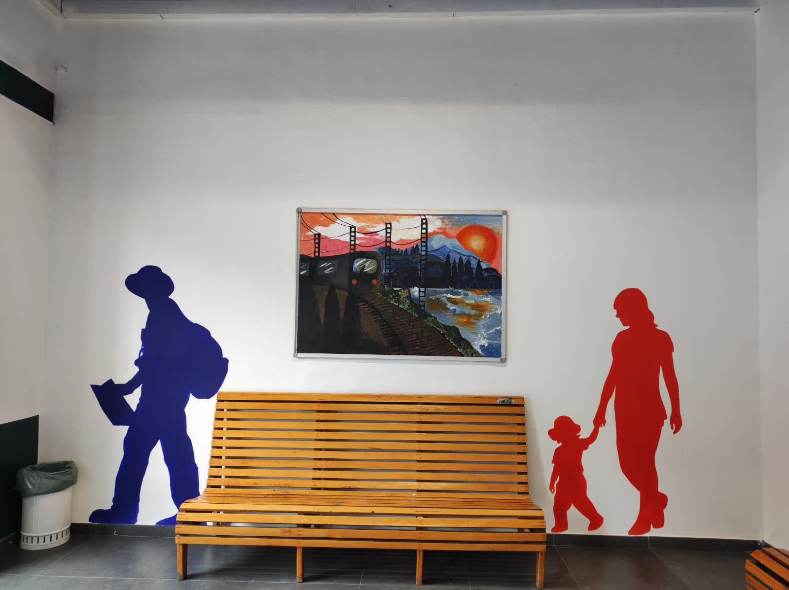 INAUGURATA LA SALA D'ATTESA DELLA STAZIONE FCE DI PATERNÒ CHE CAMBIA VESTE GRAZIE AL PROGETTO "COLORFUL STREET". LE FOTO