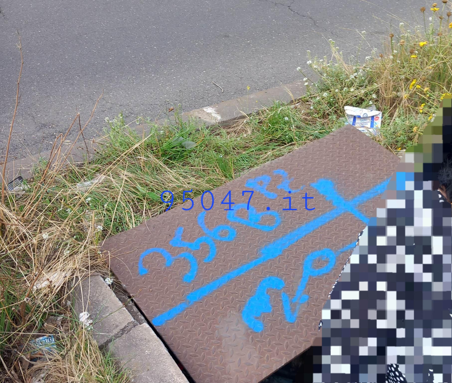 PATERNÓ, DONNA PRECIPITA IN UN TOMBINO AL CORSO ITALIA, FERITA