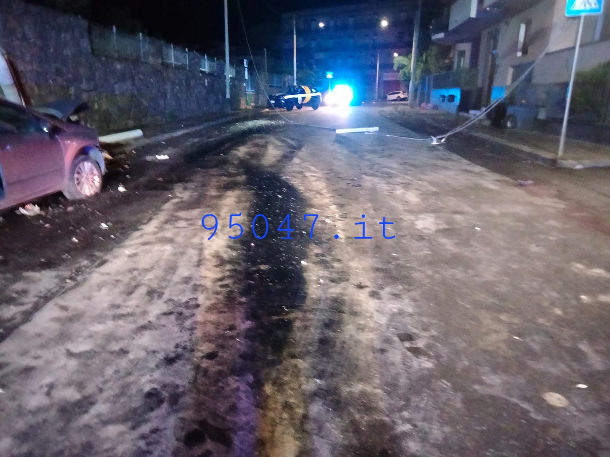 ADRANO. UN'AUTO SI SCONTRA CONTRO UNA VETTURA IN SOSTA E ABBATTE UN PALO DELLA LUCE.