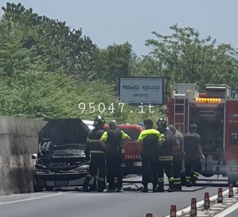 AUTO PRENDE FUOCO SULLA SS284