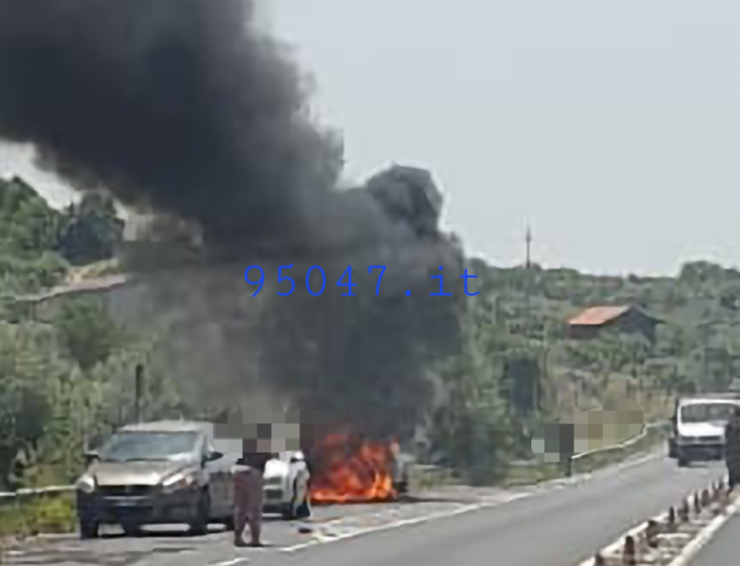 AUTO IN FIAMME LUNGO LA SS 284 NEI PRESSI SVINCOLO SANTA MARIA DI LICODIA,  INTERVENTO DEI POMPIERI