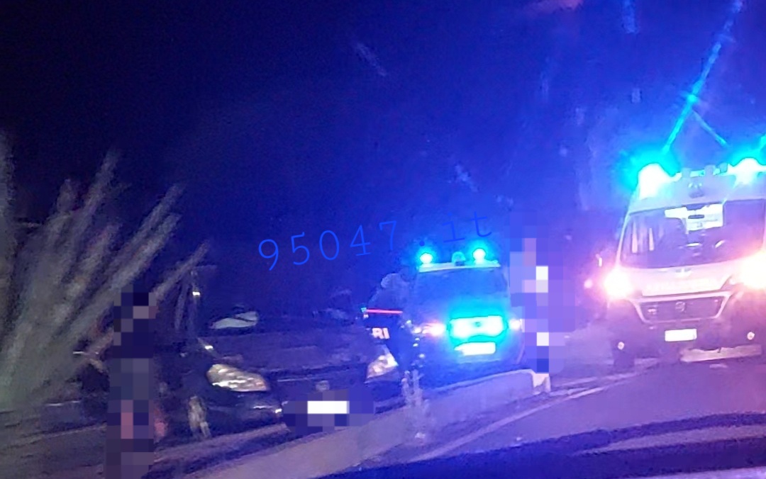 PATERNÒ, AUTOVETTURA CONTRO LA ROTONDA DI VIA NAZARIO SAURO, SOCCORSI SUL POSTO