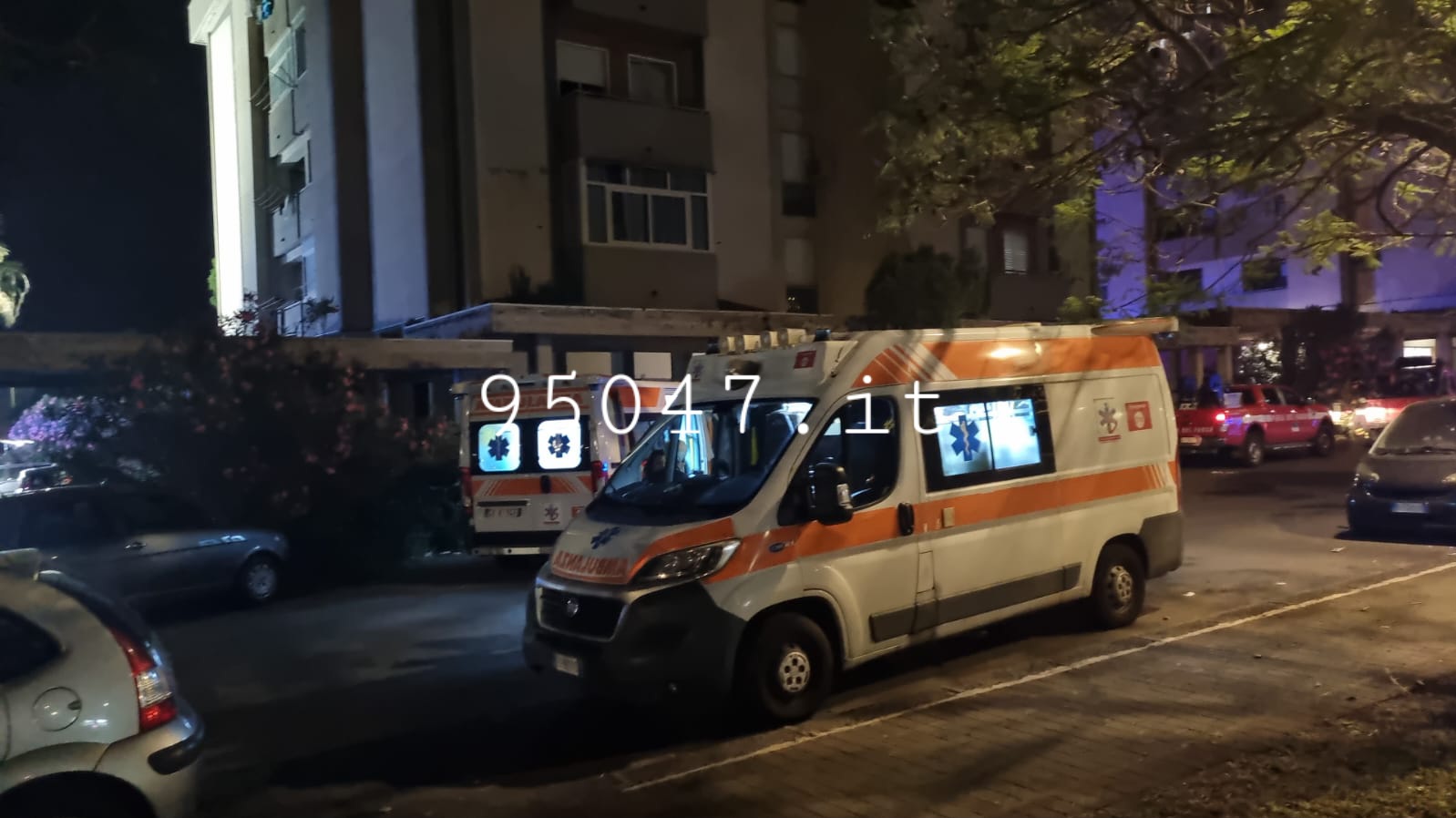 PATERNÒ. PAURA NELLA NOTTE  PER UN INCENDIO IN UN ABITAZIONE. LE FOTO