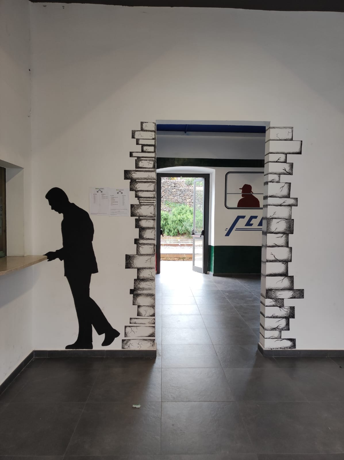 INAUGURATA LA SALA D'ATTESA DELLA STAZIONE FCE DI PATERNÒ CHE CAMBIA VESTE GRAZIE AL PROGETTO "COLORFUL STREET". LE FOTO