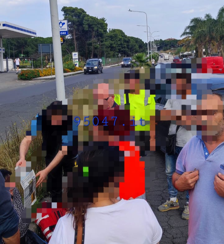 PATERNÓ, DONNA PRECIPITA IN UN TOMBINO AL CORSO ITALIA, FERITA