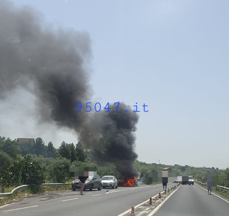 AUTO IN FIAMME LUNGO LA SS 284 NEI PRESSI SVINCOLO SANTA MARIA DI LICODIA,  INTERVENTO DEI POMPIERI