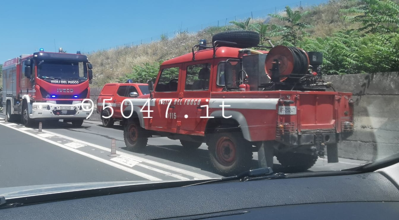 AUTO PRENDE FUOCO SULLA SS284