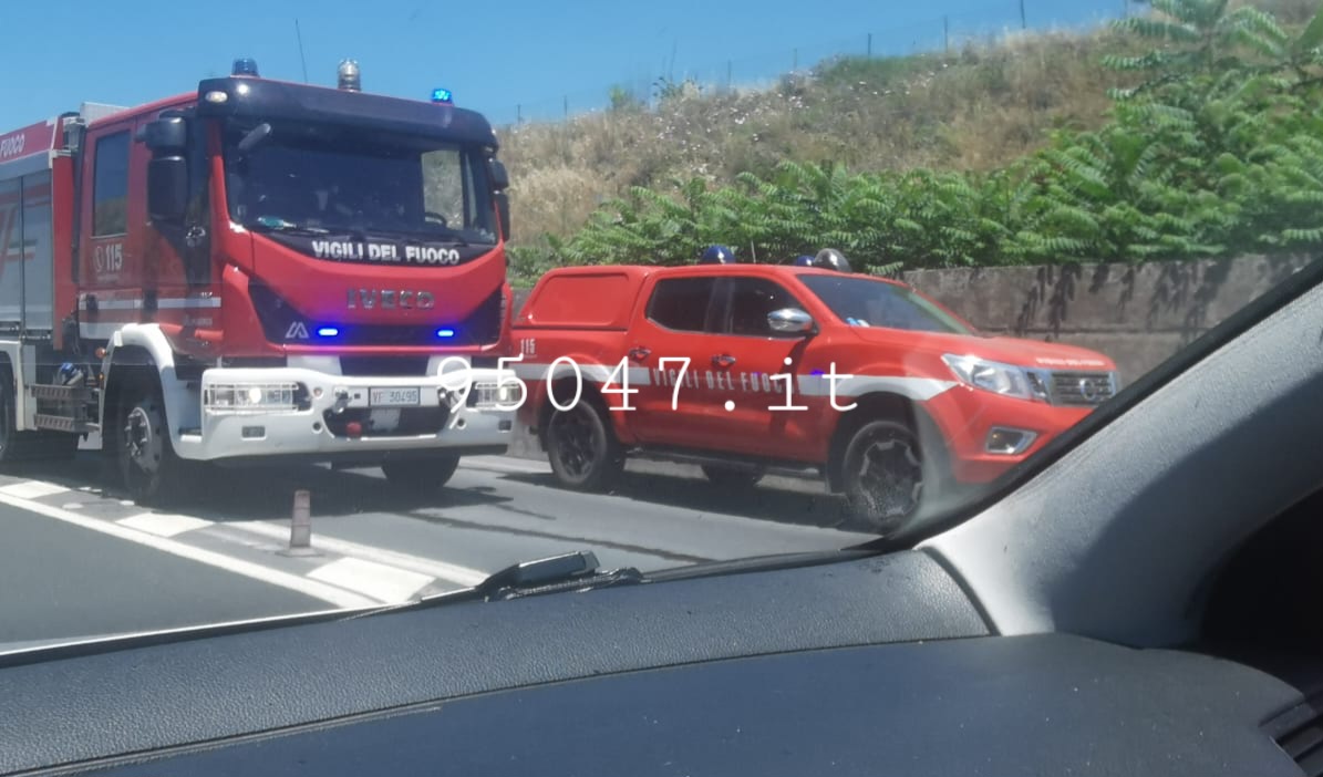 AUTO PRENDE FUOCO SULLA SS284