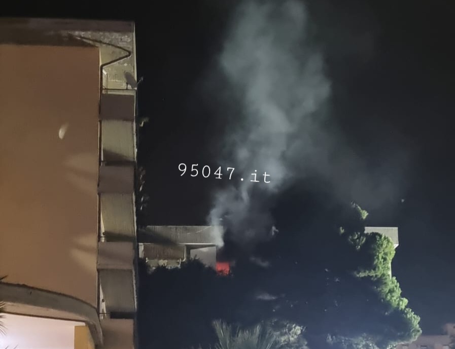 PATERNÒ. PAURA NELLA NOTTE  PER UN INCENDIO IN UN ABITAZIONE. LE FOTO