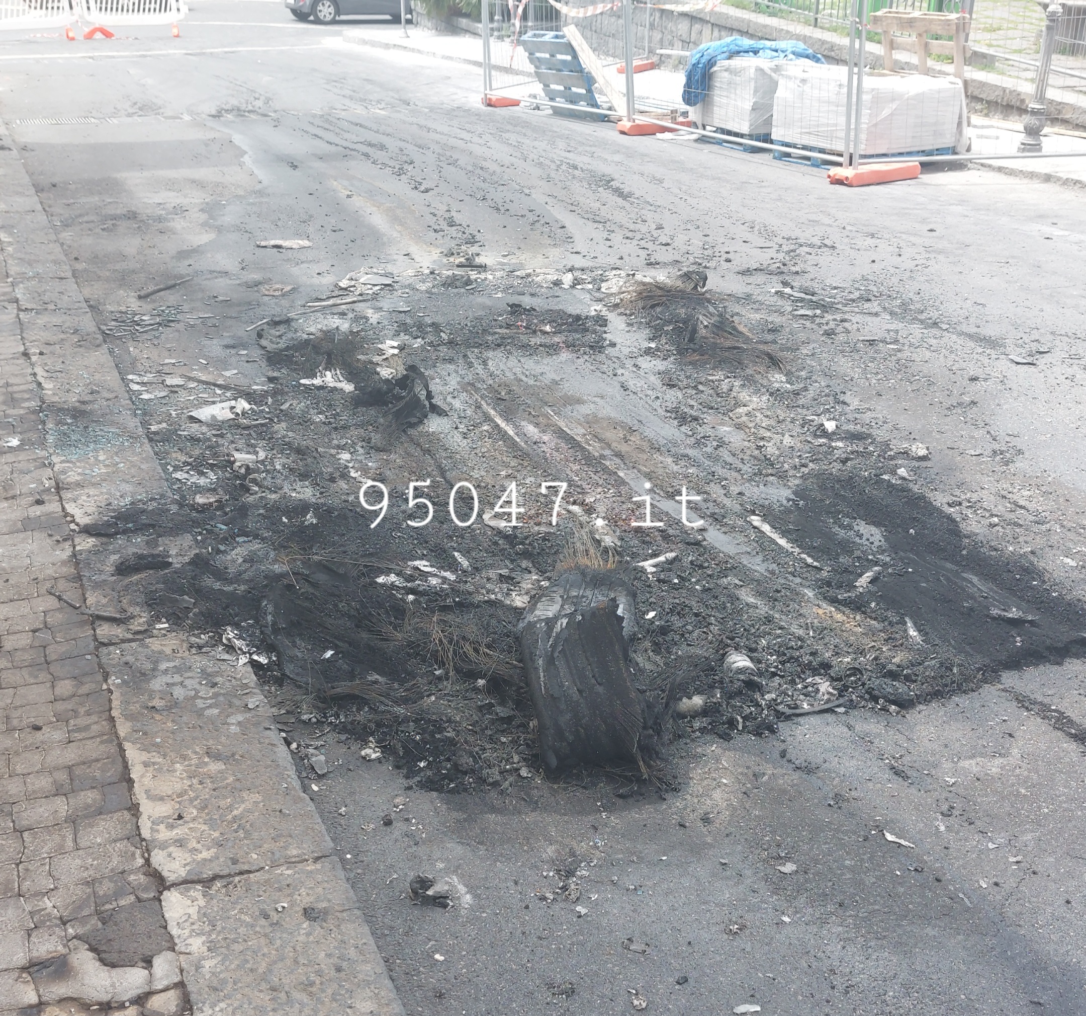 BELPASSO.  AUTO PRENDE A FUOCO MENTRE È IN MARCIA, ATTIMI DI PAURA MA NESSUN FERITO