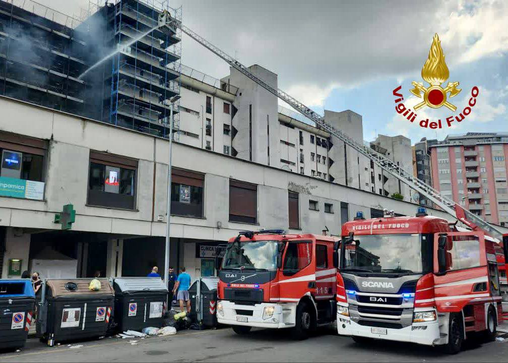 IN FIAMME A ROMA PALAZZO IN RISTRUTTURAZIONE. UN MORTO E 17 FERITI (DUE SONO GRAVI)