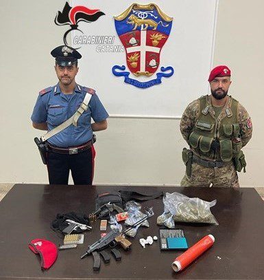 BIANCAVILLA. BECCATO CON UN ARSENALE DI ARMI LETALI E DROGA: ARRESTATO GIOVANE INCENSURATO.