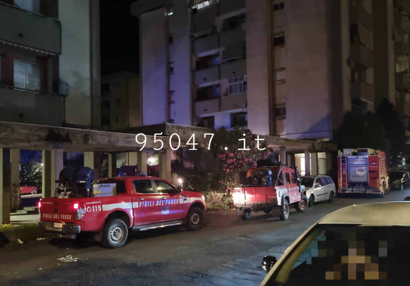 PATERNÒ. PAURA NELLA NOTTE  PER UN INCENDIO IN UN ABITAZIONE. LE FOTO
