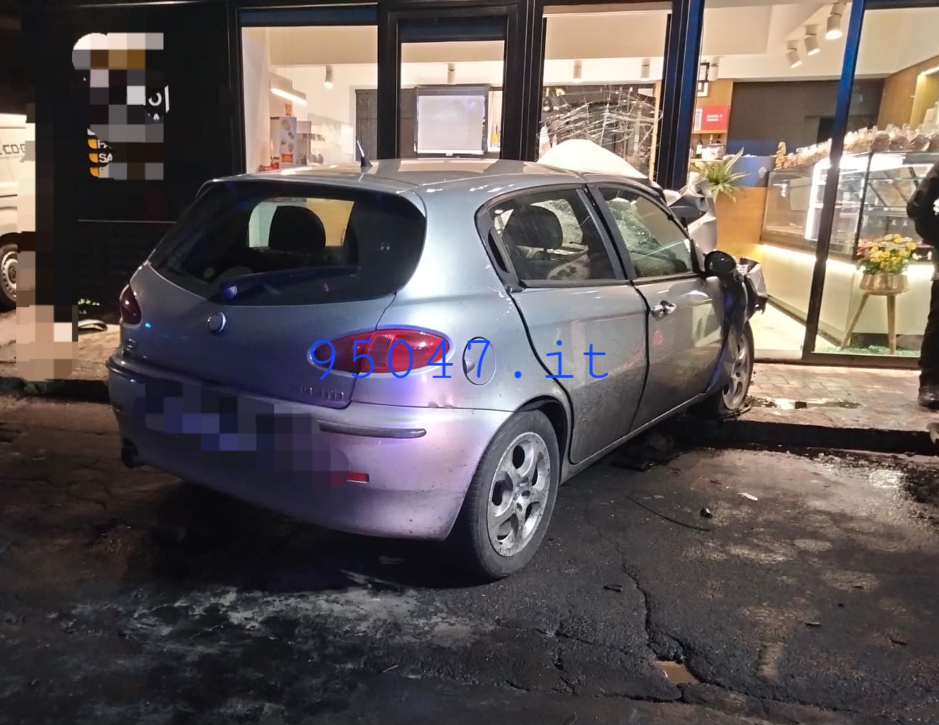 ADRANO. UN'AUTO SI SCONTRA CONTRO UNA VETTURA IN SOSTA E ABBATTE UN PALO DELLA LUCE.