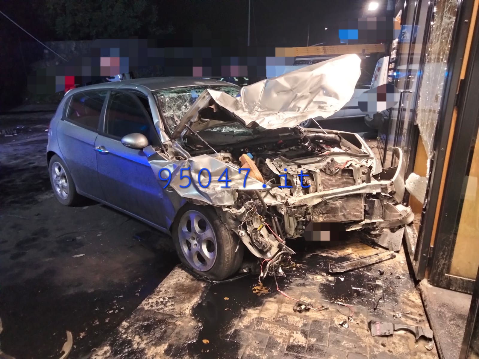 ADRANO. UN’AUTO CONTRO UNA VETTURA IN SOSTA, ABBATTE UN PALO DELLA LUCE E TERMINA LA SUA CORSA CONTRO VETRATA DI UN ATTIVITA' COMMERCIALE