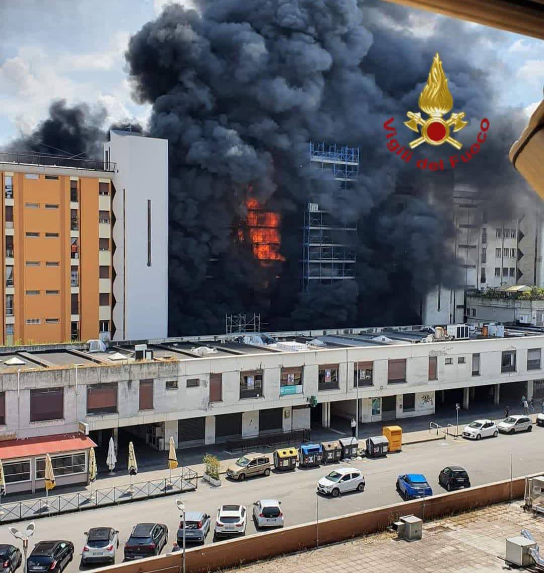 IN FIAMME A ROMA PALAZZO IN RISTRUTTURAZIONE. UN MORTO E 17 FERITI (DUE SONO GRAVI)