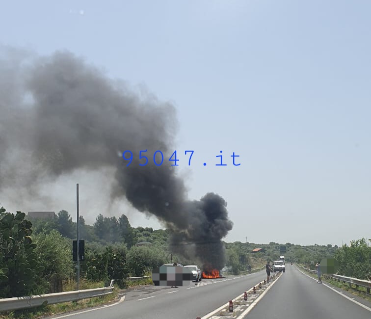 AUTO IN FIAMME LUNGO LA SS 284 NEI PRESSI SVINCOLO SANTA MARIA DI LICODIA,  INTERVENTO DEI POMPIERI