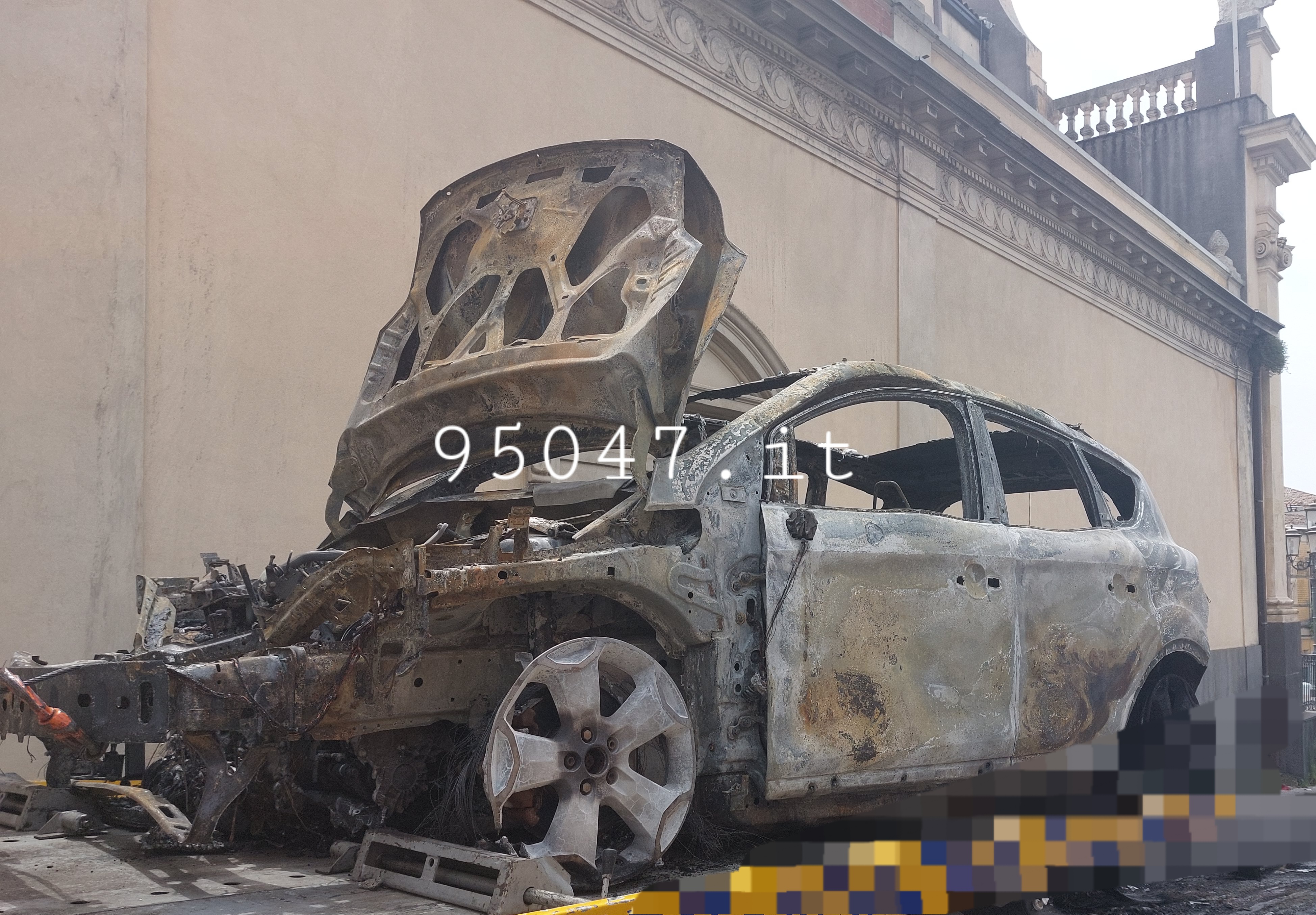 BELPASSO.  AUTO PRENDE A FUOCO MENTRE È IN MARCIA, ATTIMI DI PAURA MA NESSUN FERITO