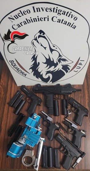 CATANIA, RITROVATO UN ARSENALE DI ARMI IN AUTO E IN CASA DI UN PREGIUDICATO