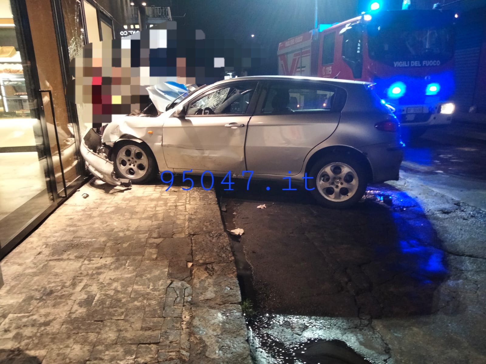 ADRANO. UN'AUTO SI SCONTRA CONTRO UNA VETTURA IN SOSTA E ABBATTE UN PALO DELLA LUCE.