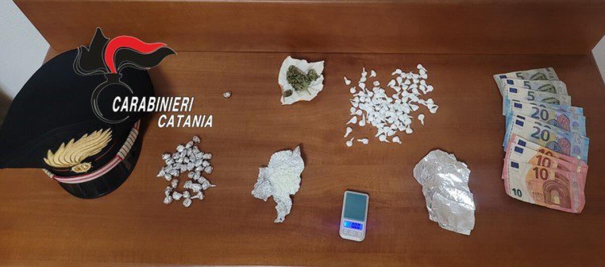 ACIREALE. SPACCIAVA DROGA NELLA SUA ABITAZIONE: ARRESTATO UN PREGIUDICATO ACESE. - 
