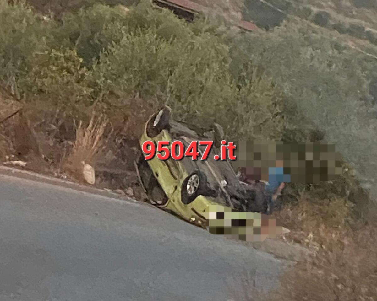 SCONTRO TRA DUE AUTO IN VIA BALATELLE, UNA SI RIBALTA - 