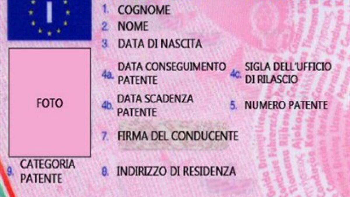 VERCELLI, CON L'AURICOLARE ALL'ESAME DELLA PATENTE: LO INGHIOTTE DOPO ESSERE STATO SCOPERTO - 