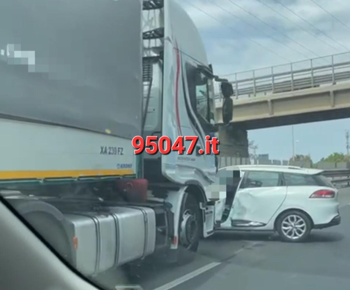 MISTERBIANCO. SCONTRO E LUNGHE CODE SULLA SS121, L'AUTO SI INTRAVERSA - 