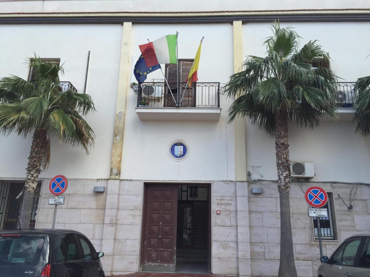 TERRASINI, PERDE IL REDDITO DI CITTADINANZA, ENTRA NELLA STANZA DEL SINDACO, GETTA BENZINA E MINACCIA DI DARE FUOCO - 