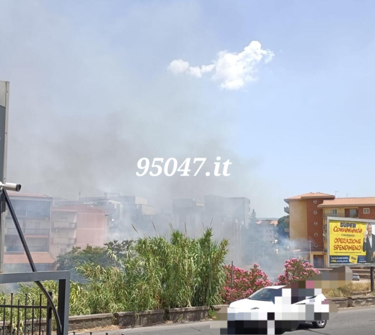 PATERNÒ: INCENDIO DI STERPAGLIE IN ZONA CORSO ITALIA – DENSA COLONNA DI FUMO GRIGIO - 