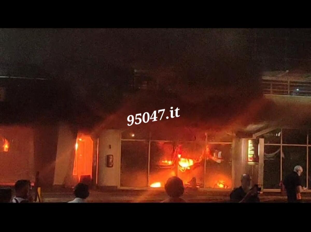 INCENDIO NELL'AEROPORTO DI CATANIA: PANICO DALLO SCALO INVASO DAL FUMO. VOLI SOSPESI FINO ALLE 14 - 