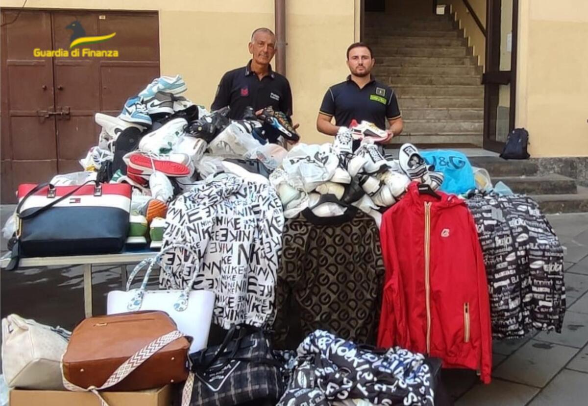 CATANIA. SCARPE, BORSE, MAGLIETTE TAROCCATE: OLTRE MILLE PRODOTTI SEQUESTRATI “A FERA O LUNI" - 