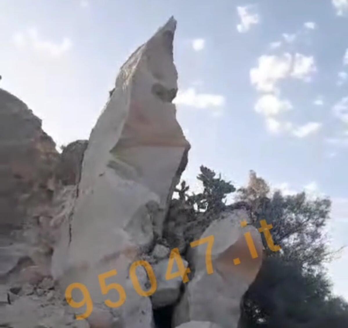 PATERNÓ. E' CROLLATA IERI UNA PARTE DELLA ROCCA PIETRALUNGA, IL VIDEO - 