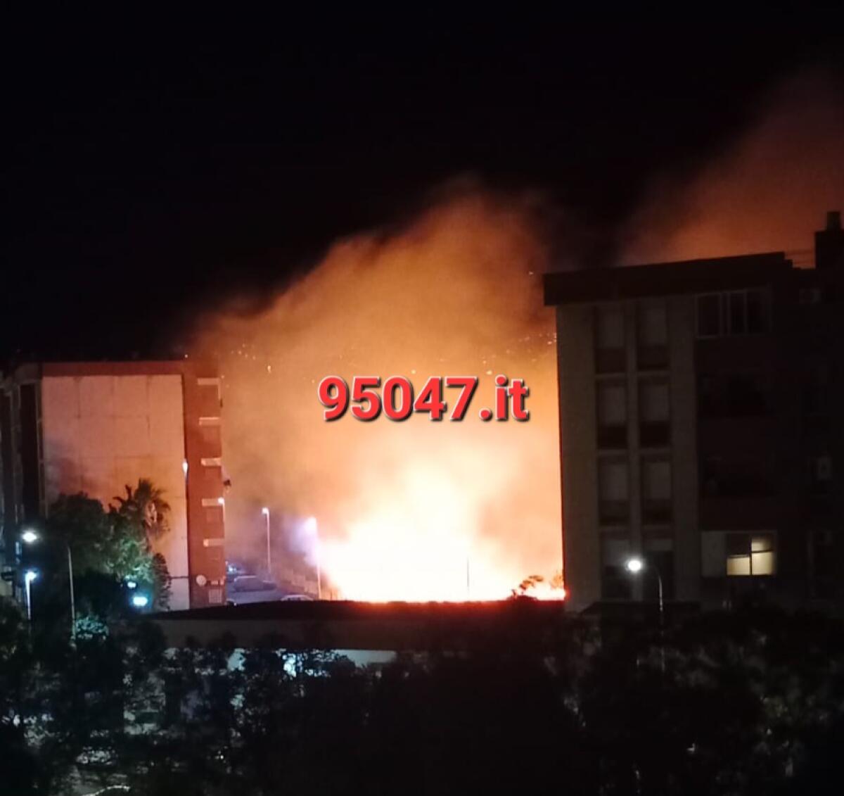 VASTO INCENDIO Di STERPAGLIE IN CORSO AL VIALE DEI PLATANI VICINO ALLE CASE, PAURA PER I RESIDENTI - 
