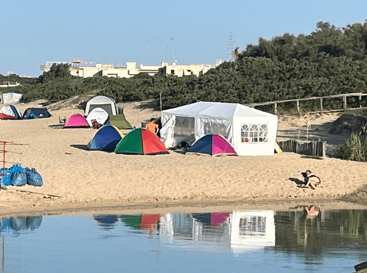 TARANTO, FAMIGLIA INSTALLA MAXI TENDA IN RIVA AL MARE: RIMOZIONE E MULTA DI 500 EURO - 
