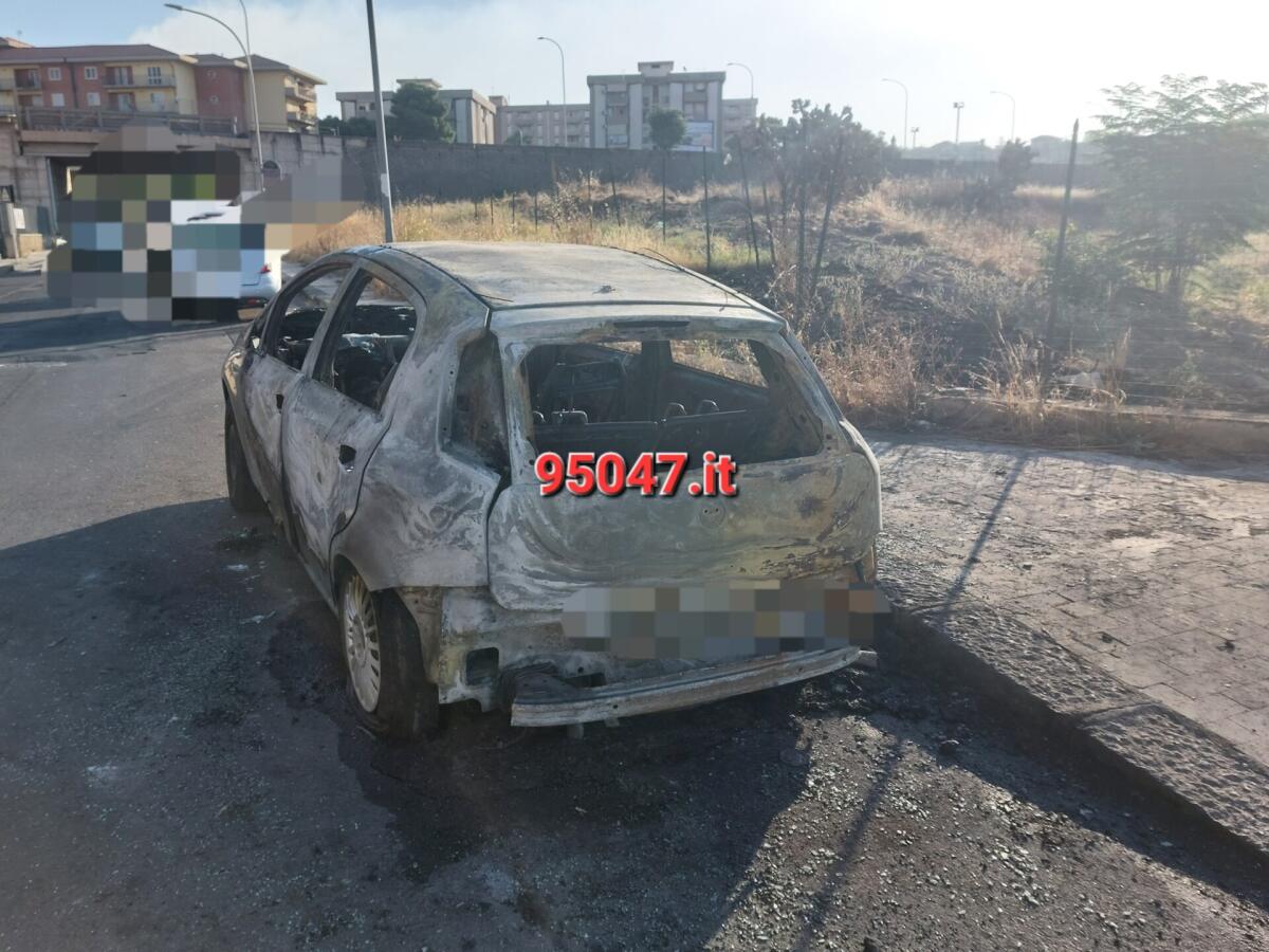 PATERNÒ, AUTO A FUOCO NELLA NOTTE - 