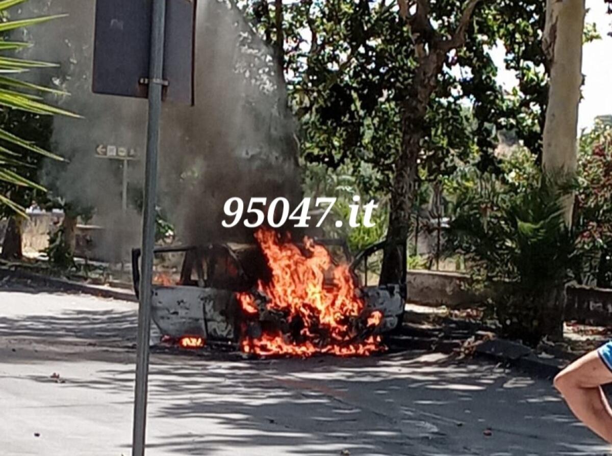 PATERNO'. AUTO IN SOSTA PRENDE FUOCO VICINO AL MERCATO - 