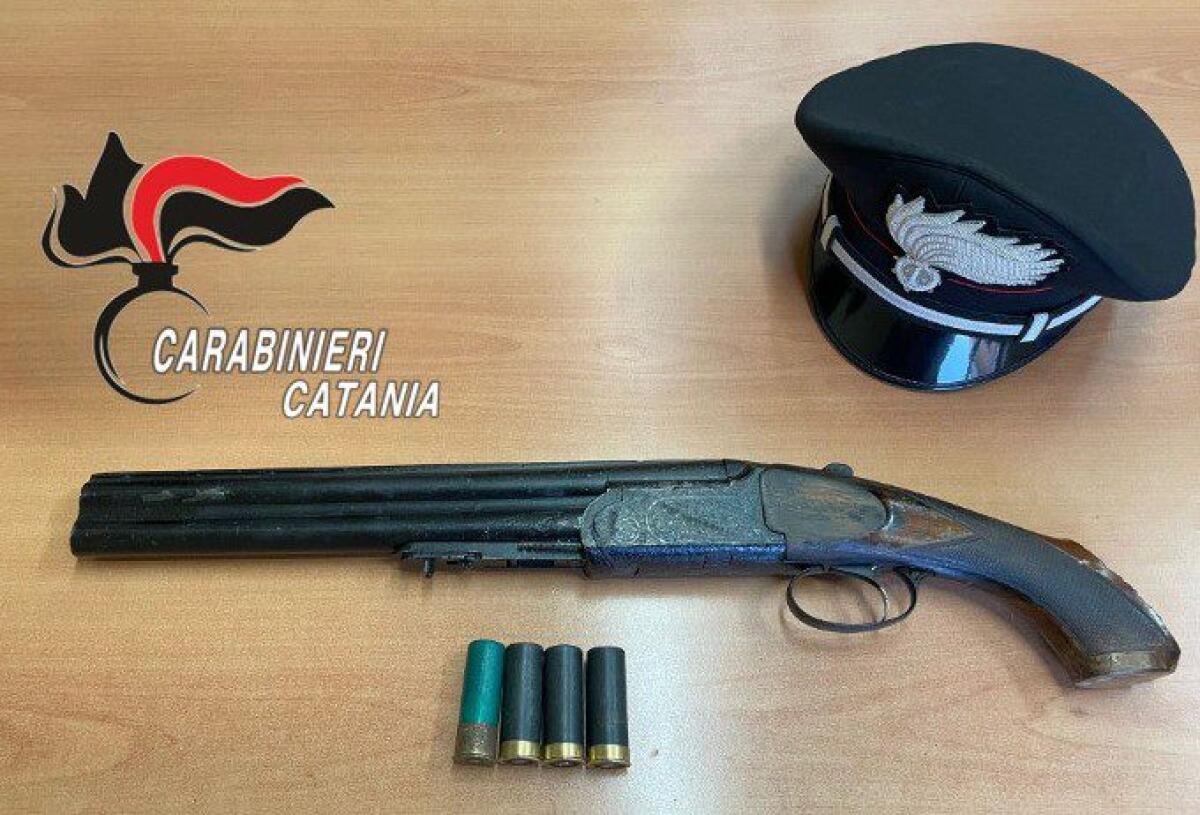 GRAVINA DI CATANIA. UTILIZZAVA LA STRUTTURA DELLA COMUNITÀCOME NASCONDIGLIO: ARRESTATO DAI CARABINIERI CON UN FUCILE A CANNEMOZZE SOTTO IL LETTO - 