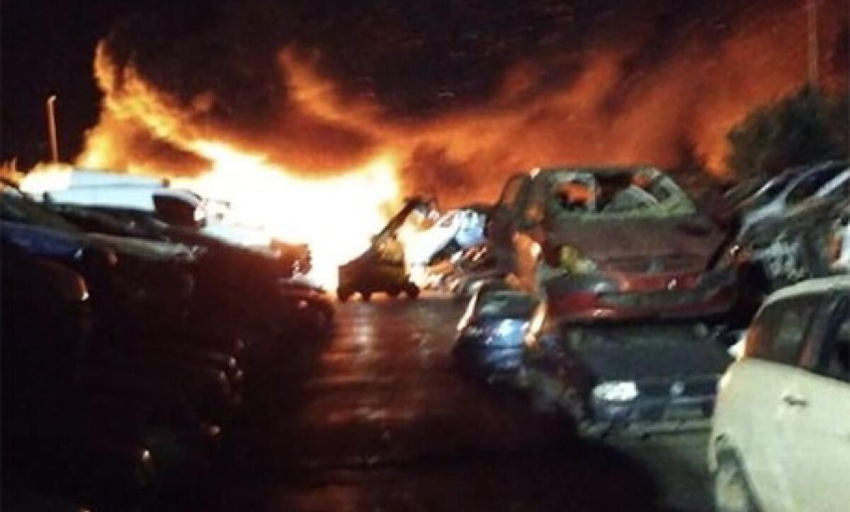 CASTELVETRANO, MAXI INCENDIO DISTRUGGE 250 AUTO ALL’INTERNO DI UN DEPOSITO - 