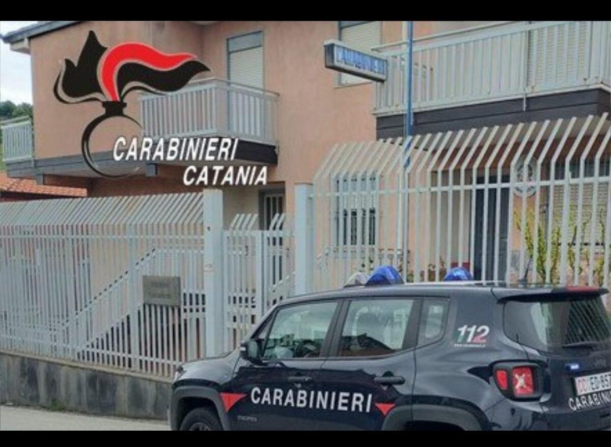 MALETTO.”SE ENTRI DENTRO CASA TI AMMAZZO E POI MI FACCIO LA GALERA. NON MI INTERESSA NIENTE, TI BRUCIO!”, ARRESTATO 55ENNE - 