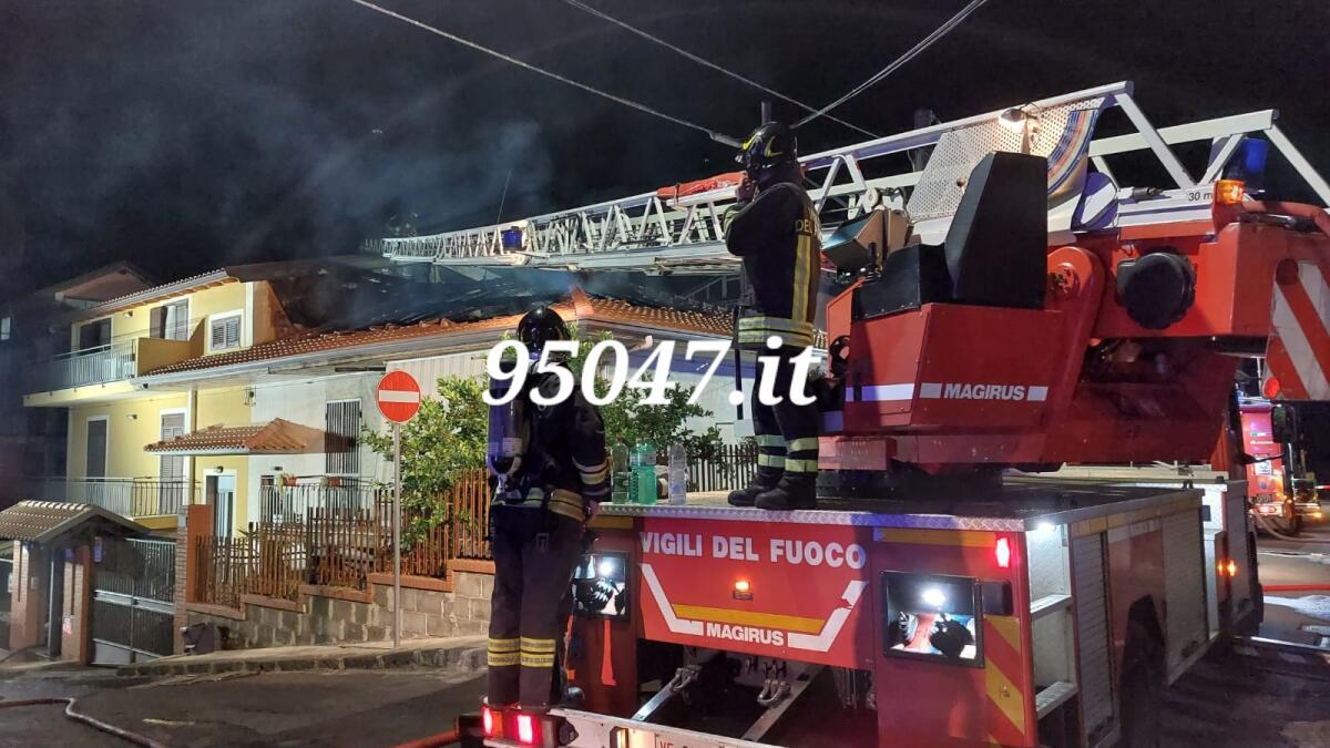 INCENDIO IN UN APPARTAMENTO, PAURA A MOTTA SANT'ANASTASIA - 