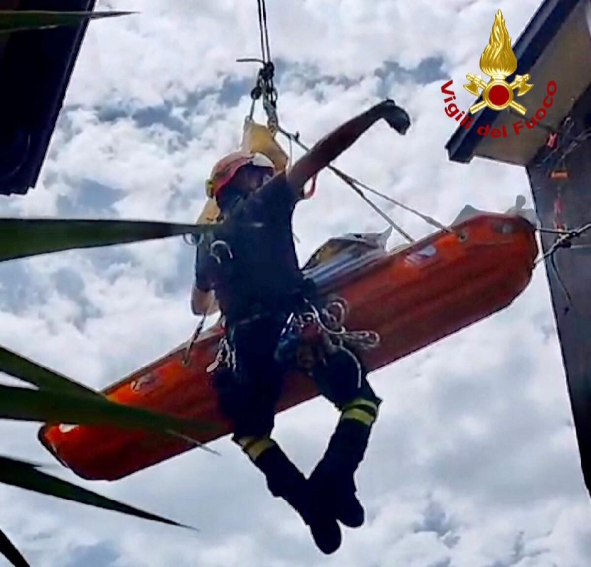 RANDAZZO, I VIGILI DEL FUOCO ASSISTONO UNA PERSONA IN DIFFICOLTÀ - 