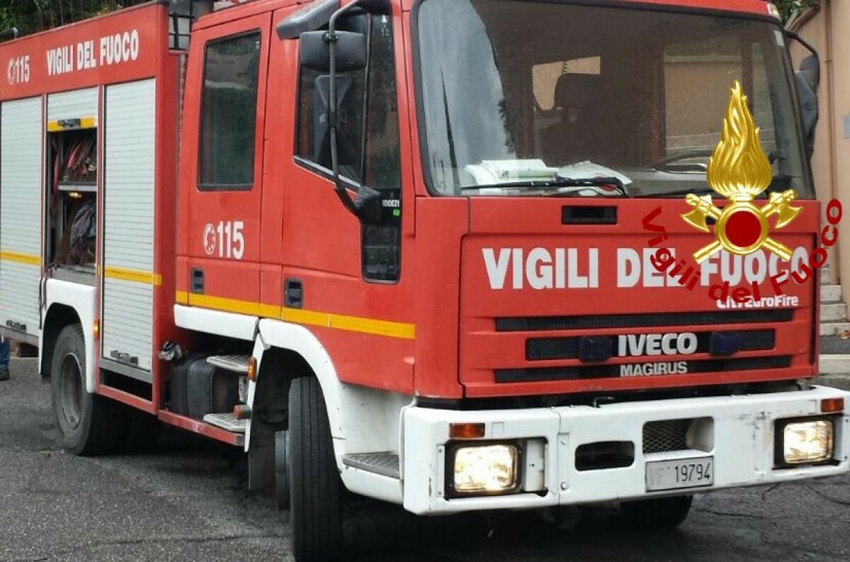 TRAFFICO PROVVISORIAMENTE BLOCCATO SU A19 PER INCENDIO IN SPARTITRAFFICOTRA GLI SVINCOLI DI GERBINI SFERRO E CATENANUOVA - 