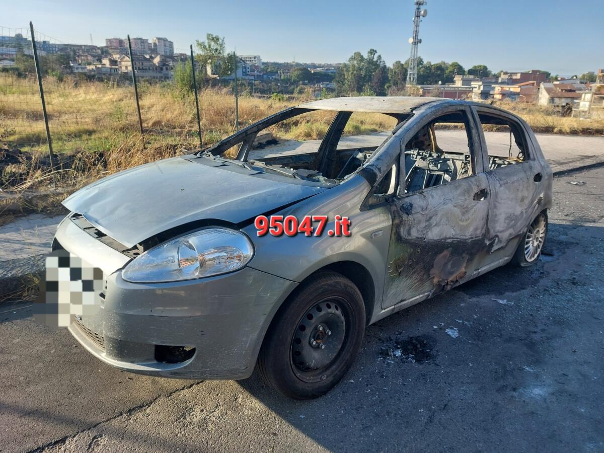 PATERNO', AUTO A FUOCO NELLA NOTTE - 