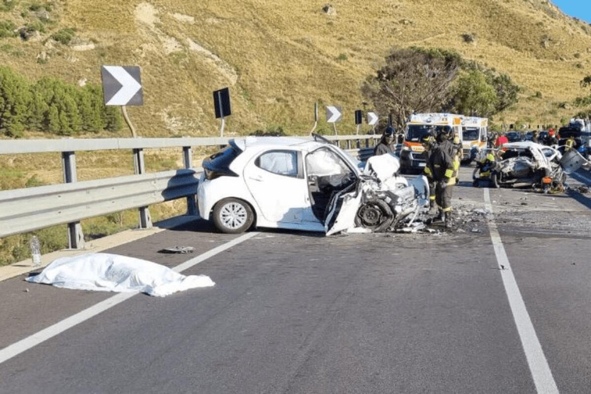 SCONTRO SULLA CALTANISSETTA-GELA, SALE A 3 BILANCIO VITTIME - 