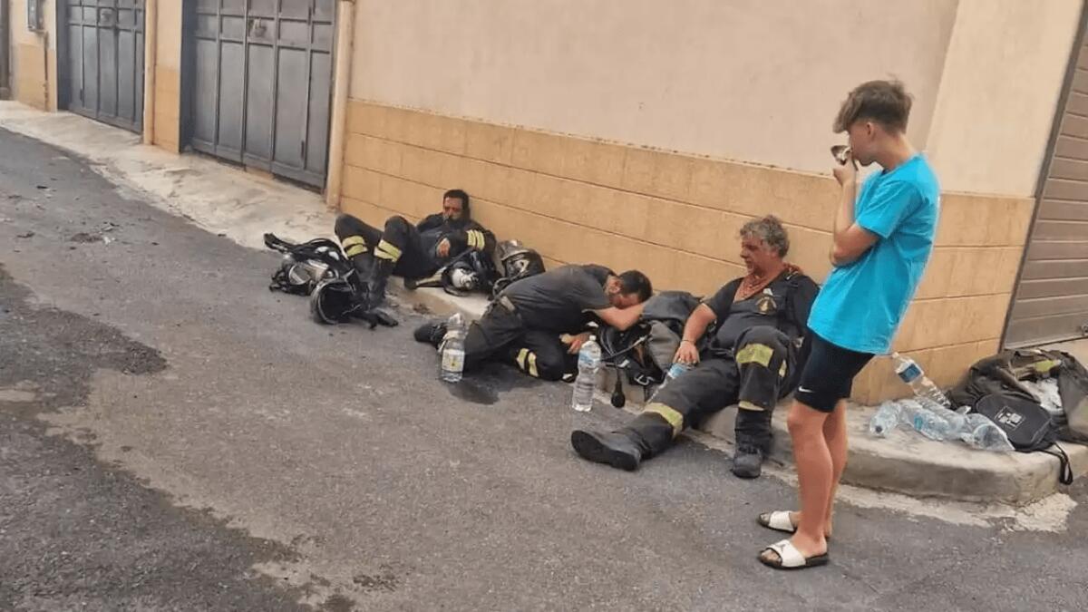 CARLENTINI, VIGILI DEL FUOCO SFINITI: L'IMMAGINE SIMBOLO DELLA LOTTA AGLI INCENDI IN SICILIA - 