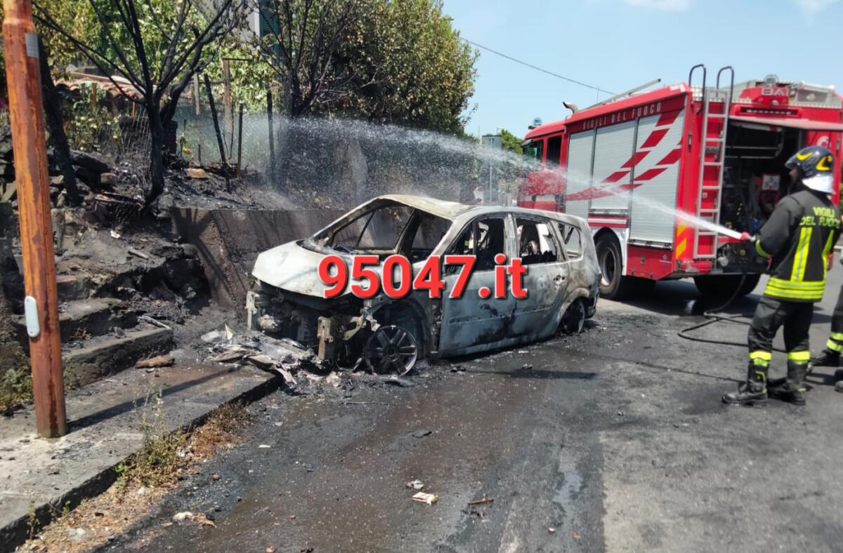 TRECASTAGNI. L'AUTO PRENDE FUOCO E VA A SBATTERE CONTRO UN MURETTO - 